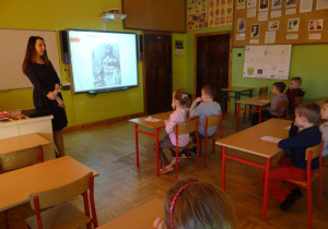 Dzieci na lekcji historii