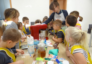 Dzieci obserwują mieszanie składników.