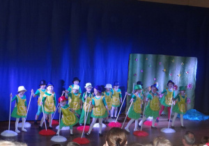 Dzieci z grupy Żabek tańczą taniec leśnych duszków