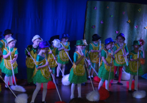 Dzieci z miotełkami w tańcu leśnych duszków