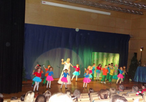 Dzieci z grupy Kwiatuszków wraz z Henriettą tańczą taniec piłeczki