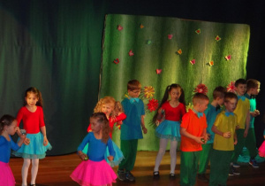 Dzieci ubrane na kolorowo w tańcu piłeczki