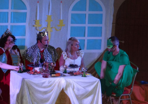Książe żaba przy stole wraz z królową, królem i Henriettą