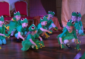Dzieci w strojach żabek tańczą