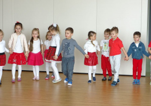 Dzieci tańczą trzymając się za ręce