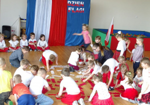Dzieci układają flagę