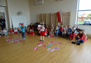 Dzieci znalazły flagę Polski