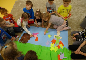 Dzieci komponują obrazek z kolorowych dłoni