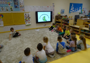 Dzieci uczą się piosenki o Dinku