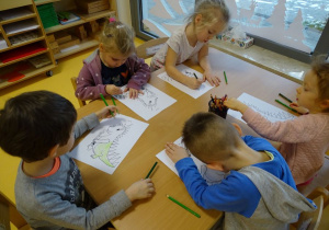 Dzieci malują postać Dinka