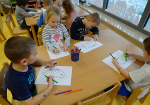 Dzieci malują zielonego Dinka