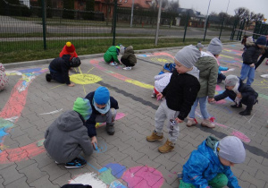 Dzieci współpracują podczas rysowania laurki