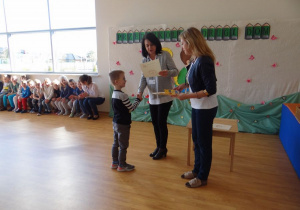 Laureat konkursu literackiego z grupy 5 - latków odbiera dyplom i nagrodę