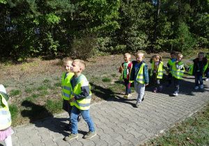 Dzieci idą na spacerze.