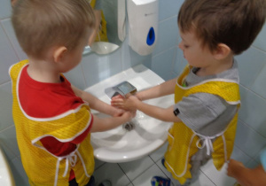 Dzieci myją ręce.