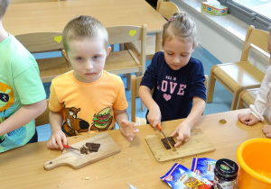 Dzieci kroją czekoladę
