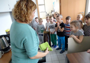 Dzieci sprawdzają czy ciasto zostało upieczone