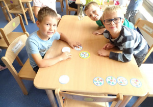 Piotruś, Juluś i Wojtuś grają w ulubioną grę Dobble - kropki.