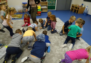 Dzieci wybierają połówki kropek.
