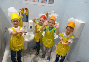 Dzieci dokłądnie myją ręce przed robieniem sałatki.