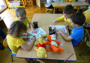Dzieci tworzą ilustracje do książki