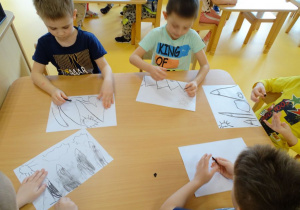 Dzieci malują węglem pejzaż górski