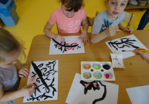 Dzieci malują kwiaty patyczkiem do uszu