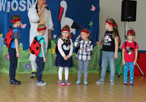 dzieci biorą udział w konkursie ruchowym