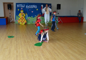 dzieci w konkursie tanecznym