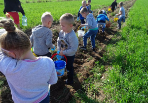 Dzieci na polu państwa Kuśmierków.