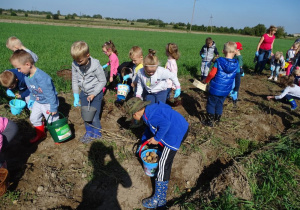 Dzieci podczas pracy na polu.