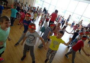 Przedszkolaki tańczą swobodnie do muzyki
