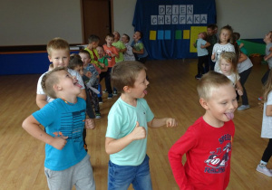 Dzieci cieszą się z zabawy w Krasnoludka.