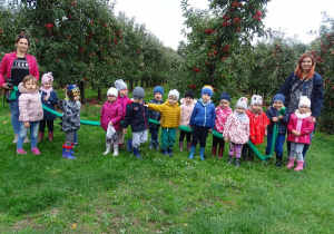 Zdjęcie 3-4-latków wśród jabłoni.