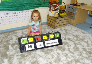 Dziewczynka z zabawką - M jak matematyka
