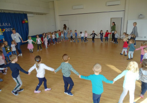 dzieci tańczą na powitanie