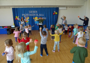 dzieci tańcząz piłeczkami