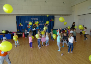 dzieci tańcząz balonami