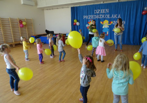 dzieci tańcząz balonami