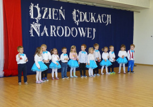 3 - 4 - latki prezentują się w piosence.