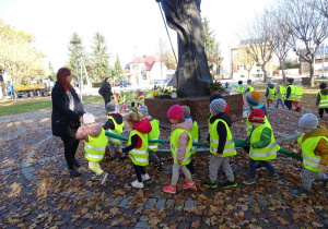 Dzieci przychodzą pod pomnik.