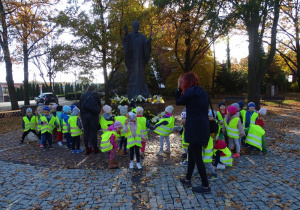 Dzieci z młodszych grup pod pomnikiem.