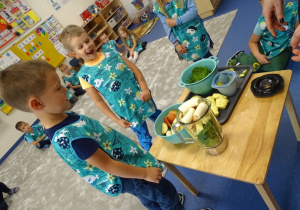 Dzieci cieszą się z przygotowywania soku.