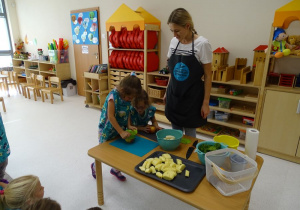 Natalka i Emilka kroją jabłka.