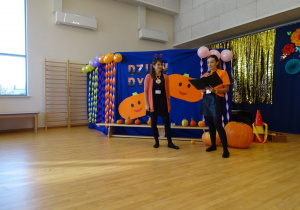 Nauczycielki ubrane na pomarańczowo witają dzieci