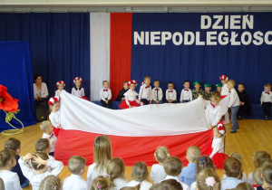 Dzieci zrobiły flagę Polski z materiałów
