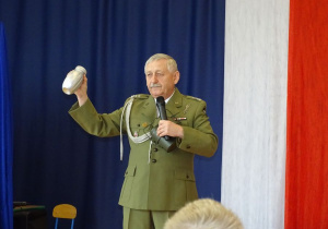 Żołnierz pokazuje pamiątkę wojskową