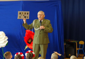 Gość pokazuje pamiątkę wojskową