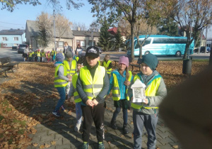 Dzieci idą pod Pomnik Niepodległości w Kleszczowie
