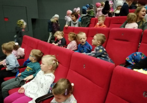 Dzieci oczekują na spektakl